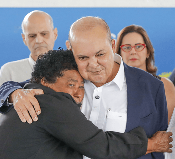 Fã abraçando Ibaneis